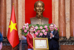 Chủ tịch nước Võ Văn Thưởng trao Huân chương Lao động cho các HLV-VĐV xuất sắc