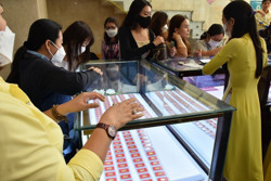 Giá vàng hôm nay 4-5: Vàng tăng thẳng đứng