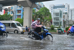 Ngày 13/6, Bắc Bộ mưa lớn diện rộng, Trung Bộ nắng gắt