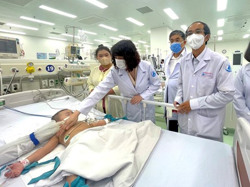 Bệnh tay chân miệng diễn biến phức tạp: Nguy cơ lây lan từ người lớn