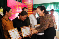 Huyện Krông Pắc: Khen thưởng 32 hộ dân tại xã Hòa Tiến gương mẫu bàn giao mặt bằng Dự án cao tốc Khánh Hòa – Buôn Ma Thuột