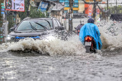 Nhiều nơi trên cả nước mưa dông kéo dài, Hà Nội bớt nắng nóng