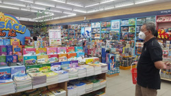 Phụ huynh lùng sục mua sách giáo khoa lớp 4, 8 và 11