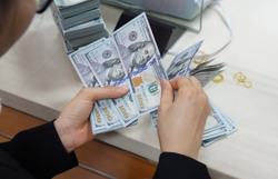 Vì sao tỉ giá USD/VNĐ dậy sóng, vượt mốc 24.000 đồng?