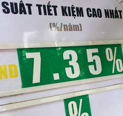 Các ngân hàng tư nhân đang giảm mạnh lãi suất tiết kiệm