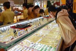 Giá vàng hôm nay 19-8: Nhà đầu tư dồn vốn vào USD, vàng giảm tiếp