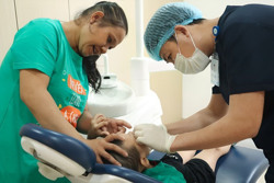 Trẻ bị bại não được khám, chữa bệnh miễn phí về răng miệng