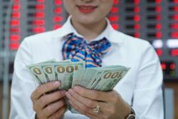 Giá USD ngân hàng bất ngờ vượt xa mốc 24.000 đồng