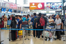 Vé bay còn nhiều, giá giảm, đường sắt "cháy vé"