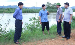 Phó Chủ tịch UBND tỉnh Nguyễn Thiên Văn kiểm tra tình hình mưa lũ tại huyện Lắk