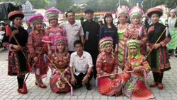Nghệ nhân người Mông say mê múa gậy sênh tiền