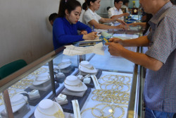 Giá vàng hôm nay 21-9: Vàng biến động dữ dội