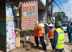 Ra quân giải tỏa vi phạm hành lang an toàn giao thông dọc Quốc lộ 26 đoạn qua xã Ea Phê