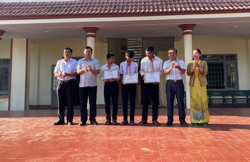 Thị trấn Liên Sơn (huyện Lắk) tặng Giấy khen cho 3 học sinh nhặt được của rơi trả lại người đánh mất