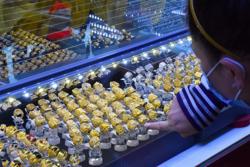 Giá vàng SJC, vàng nhẫn 24K "treo cao" ở vùng đỉnh