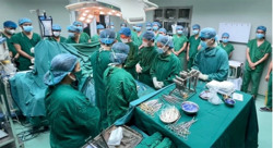 Bệnh nhân đầu tiên được ghép đồng thời tim, gan