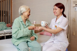 Già hóa dân số - 'gánh nặng' lên hệ thống y tế