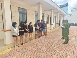 Chủ quán karaoke tổ chức cho khách và nhân viên "bay lắc"