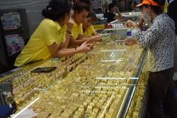 Giá vàng hôm nay, 5-11: Đi xuống đôi chút và “đứng bên lề” quan sát