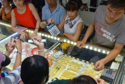 Giá vàng hôm nay, 20-12: Tăng mạnh rồi bất ngờ lao xuống