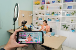 Thấy gì khi livestream bùng phát?