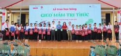 Trao học bổng “Gieo mầm tri thức” cho 200 học sinh có hoàn cảnh khó khăn tại Cư M’gar