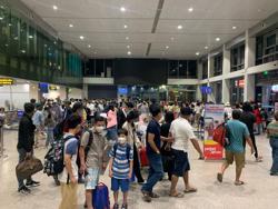 Hành khách ùn ùn bay đêm về Tân Sơn Nhất ngày cuối kỳ nghỉ Tết