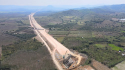 Thi công nền đường công vụ tuyến cao tốc Khánh Hòa - Buôn Ma Thuột đoạn qua huyện Ea Kar đạt 76%