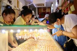 Vàng SJC và vàng nhẫn 24K loạn giá sáng nay