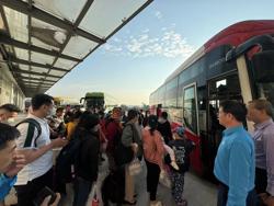 Khách tăng cao, tàu xe vẫn thoáng