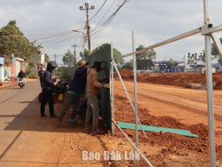 Khắc phục tình trạng bụi ở công trình đang thi công sau phản ánh của Báo Đắk Lắk