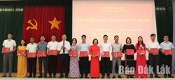 174 học viên được cấp bằng Trung cấp lý luận chính trị hệ tập trung A53, khóa học 2023 - 2024