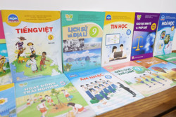 Năm học mới, giảm nỗi lo giá sách giáo khoa
