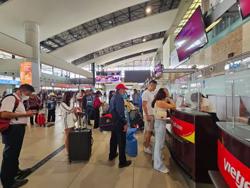 Lỡ "kỳ nghỉ vàng" vì giá vé máy bay cao