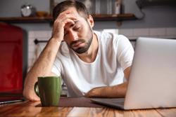 Hay buồn ngủ, nhức đầu buổi sáng: Lý do đáng ngại
