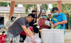San sẻ yêu thương từ bếp ăn từ thiện