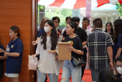 Tân sinh viên bắt đầu bước vào môi trường mới
