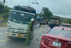 Tai nạn liên hoàn giữa 3 xe tải và xe tập lái trên đường Hồ Chí Minh