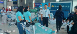 Chuyến bay đầu tiên tại Buôn Ma Thuột vận chuyển miễn phí hàng cứu trợ đến đồng bào vùng lũ
