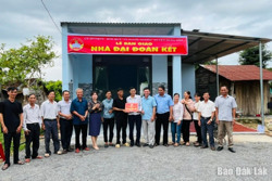 Huyện Buôn Đôn: Bàn giao 8 nhà Đại đoàn kết tặng hộ nghèo