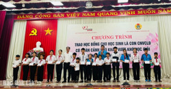 Trao 90 suất học bổng tặng con công nhân lao động có hoàn cảnh khó khăn