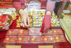 Giá vàng tăng, giao dịch ít