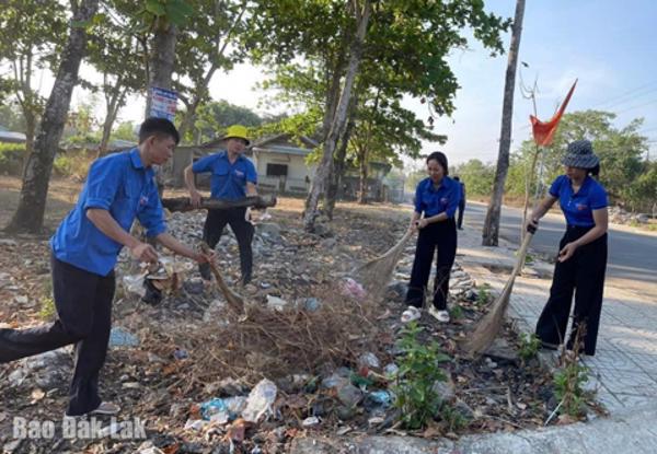 Tuổi trẻ Đắk Lắk hưởng ứng Chiến dịch "Làm cho thế giới sạch hơn" và Ngày "Chủ nhật xanh"