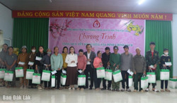 Tặng 100 suất quà cho hộ nghèo, gia đình chính sách tại huyện Buôn Đôn