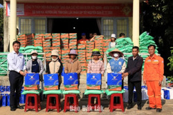 Tặng 245 suất quà Tết cho người nghèo huyện Lắk
