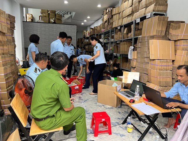 'Choáng' với hàng giả online - Ảnh 1
